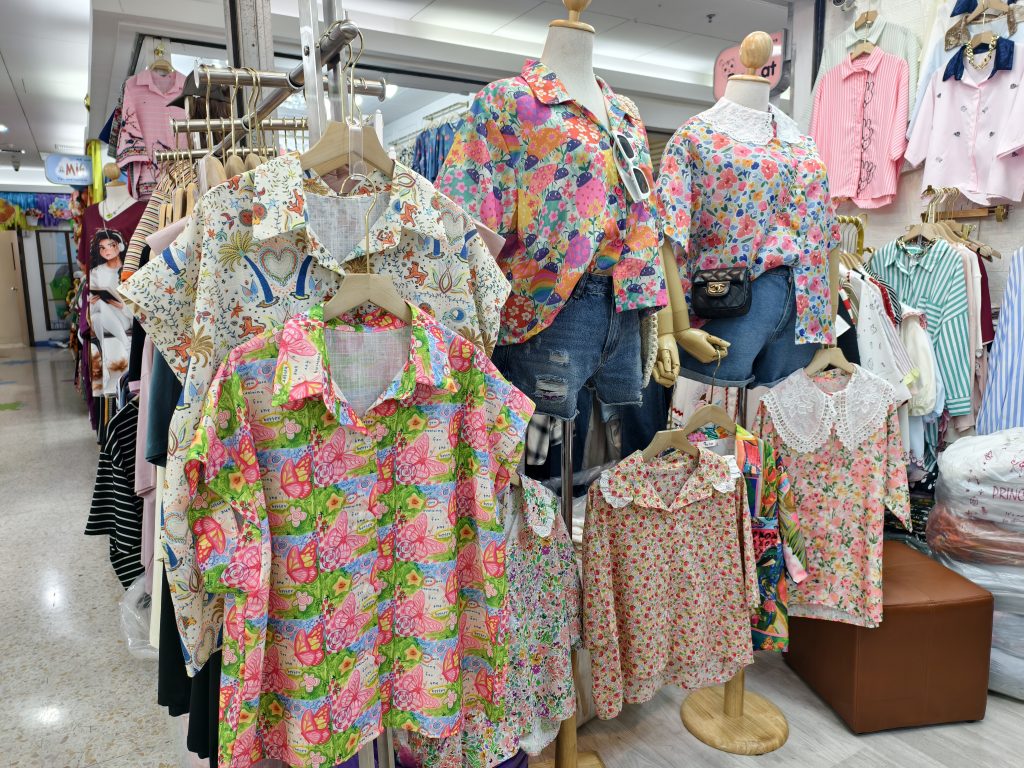 เสื้อลายดอกเก๋ ๆ