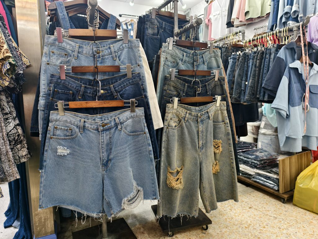 กางเกงยีนส์ขาสั้น