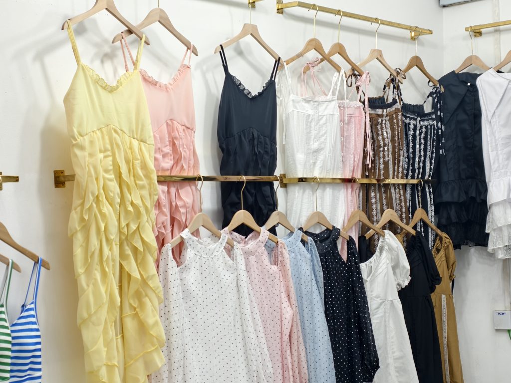 ชุดเดรสสายเดี่ยวเปิดไหล่