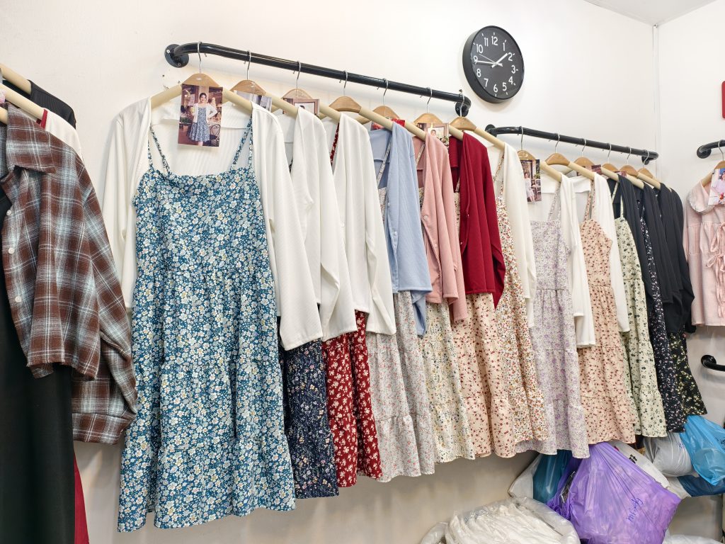 ชุดเดรสสายเดี่ยวเปิดไหล่ ลายดอก